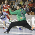 Juanín bate desde el extremo al portero del Huesca durante el partido del pasado sábado en el Palacio. JESÚS F. SALVADORES