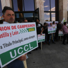 Integrantes de la Unión de Campesinos de León ayer en la Delegación Territorial