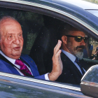 El rey Juan Carlos saluda a su llegada al palacio de La Zarzuela. RODRIGO JIMÉNEZ /  EFE