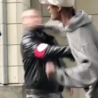 Un antifascista noquea al denunciado nazi en el centro de Seattle (Estados Unidos).