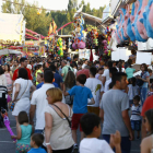 El recinto ferial, lleno de gente animada por el buen tiempo y el último día de atracciones.