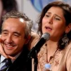 Rosa López abraza al director de Televisión Española, Juan Menor, durante su comparecencia de ayer