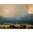 El humo del incendio de Bejís puso en riesgo a los vecinos de Alcublas. BIEL ALIÑO