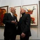 El alcalde, López Riesco, junto al pintor en la exposición abierta ayer