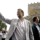 Rajoy y Alberto Núñez Feijóo saludan a los asistentes durante el acto de ayer.