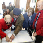 Un hombre, con sus votos ya elegidos en León. FERNANDO OTERO