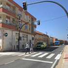Unos peatones hacen uso del semáforo en San Martín del Camino. DL