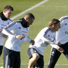 Bale, Benzema, Modric y Ronaldo, de izquierda a derecha, durante el entrenamiento de ayer.
