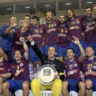 Los jugadores del Barcelona Borges celebran la conquista de la Copa Asobal ante el Ciudad Real .