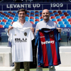 Los entrenadores del Valencia CF y del Levante UD, Marcelino García Toral y Paco López, posan este viernes tras una rueda de prensa conjunta. /
