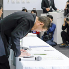 El presidente fabricante automovilístico nipón Subaru, Yasuyuki Yoshinaga, hace una reverencia tras ofrecer una rueda de prensa sobre las conclusiones de su investigación sobre el falseo de inspecciones de seguridad en sus vehículos.