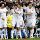 Gareth Bale celebra con sus compañeros el gol que le hizo al Elche en el Bernabéu.