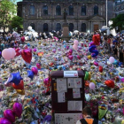 Homenaje a las víctimas del atentado en Saint Ann Square, en Manchester.