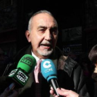 De Francisco, acompañado por Covandonga Soto.
