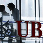 Empleados del banco suizo UBS, en la sede de la entidad financiera en Zurich.