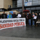 Concentración ayer de la Plataforma por la Sanidad Pública en el centro de salud de Armunia.