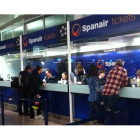 Usuarios de Spanair en el mostrador de la compañía en el aeropuerto de El Prat.