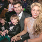 Gerard Piqué y Shakira con sus hijos, Milan (izquierda) y Sasha (derecha), en una foto de diciembre del 2016.