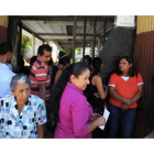 Salvadoreños a las puertas del hospital donde está ingresada Beatriz.