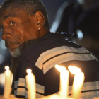 Manifestantes toman un descanso en el lugar habilitado para su reunión durante una protesta contra la muerte del joven Michael Brown en Ferguson, Misuri.