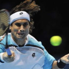 El tenista español David Ferrer devuelve una bola al suizo Roger Federer.