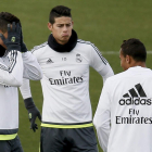 James, en el centro, pudo entrenar con sus compañeros.