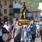 San Roque fue sacado en procesión por las calles de Ponferrada y al final se repartieron las uvas. L. DE LA MATA
