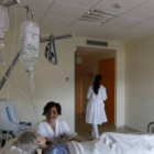 Médicos y enfermeras atienden a los pacientes geriátricos en las nuevas dependencias del hospital.