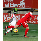 La imagen muestra el momento en el que Iza dispara para lograr el segundo gol leonés. MARCIANO PÉREZ