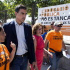 Pedro Sánchez, ayer, con representantes de su comunidad educativa de Alaquàs. en Valencia.
