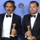 González Iñarritu y Leonardo DiCaprio posan con sus premios a mejor director, mejor película dramática y mejor actor de drama.