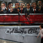 Grafito que muestra a la clase política portuguesa devorando un gran trozo de carne con la forma del país.