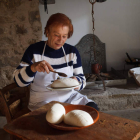 Así se fabrica artesanalmente la mantequilla en el valle de Tera en Soria.