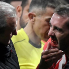 Godín le muestra al doctor del Atlético su boca donde le faltan los tres dientes que acaba de perder en un encontronazo con el meta valencianista Neto.