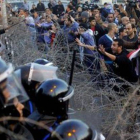 Policías y manifestantes se enfrentan en el centro de El Cairo este viernes.
