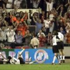 Los jugadores del Valencia celebran uno de los goles del sábado, ante la mirada impotente de Zidane