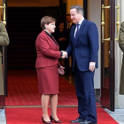 Cameron, con la primera ministra de Polonia, Beata Szydlo, este viernes, en Varsovia.
