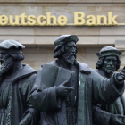 Estatuas en Fráncfort, ante una oficina del Deutsche Bank.