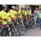 Los ciclistas del BTT Bembibre fueron recibidos ayer por el alcalde, el regidor de Torre -”al fondo-