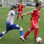 Pana, a la derecha, se hace con el control del balón.