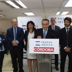 Javier Moll, presidente de Prensa Ibérica, dirige unas palabras a los profesionales de Diario Córdoba, acompañado de un grupo de altos directivos de la compañía.