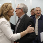 La ministra Báñez saluda a los sindicalistas Fernández Toxo y Álvarez el pasado 24 de noviembre en Madrid.