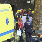 Bomberos y trabajadores de los equipos de rescate trabajan en el lugar de los hechos. H. DE GOUVEIA