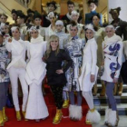 La diseñadora leonesa María Lafuente, ayer, junto a sus modelos.