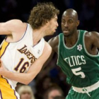 Pau Gasol domina el balón ante la marca de Kevin Garnett