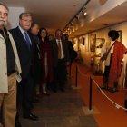 El etnógrafo Javier Emperador, con el alcalde de León y otros representantes públicos, admiran atuendos de la ribera del Cea presentes en esta exposición. RAMIRO