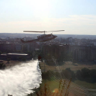 El helicóptero de Camposagrado, en plena intervención durante la extinción del incendio de ayer.