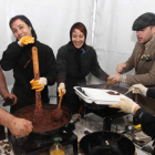 Vecinos de Montejos preparan el menú que compartió el pueblo para celebrar el sanmartino.