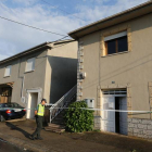 Las viviendas donde vivía a una distancia de dos metros la mujer asesinada y su ex marido, que se suicidó
