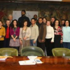 Los jugadores del Begar, en la reunión y en la posterior foto de familia
